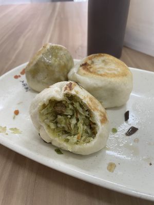 Cabbage dumpling   at Shàng Dǐng HuángJiā 上頂皇家 - Wanhua District in Taipei