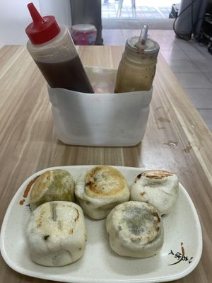 5 varieties of dumplings and sauce   at Shàng Dǐng HuángJiā 上頂皇家 - Wanhua District in Taipei