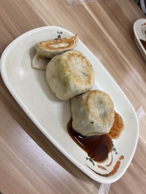 Left the fried dumpling, followed by cabbage bun and bamboo shot bun.  at Shàng Dǐng HuángJiā 上頂皇家 - Wanhua District in Taipei