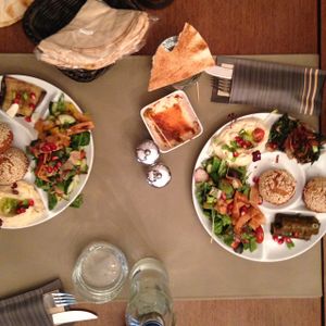 vegan plates with hummus and falafels at Sir Hanry's in Brussels