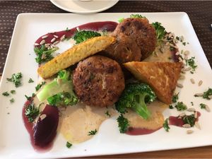Broccoli, tempeh, dumplings   at Windeck - Lachen & Wein in Offenburg