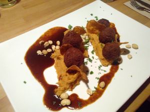 Vegan meatballs on sweet potato mash with peanut sauce at Windeck - Lachen & Wein in Offenburg