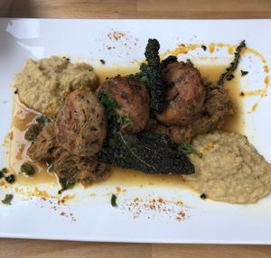Semmelknödel auf Wirsing mit Kichererbsen Püree   at Windeck - Lachen & Wein in Offenburg