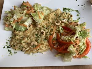Käsespätzle mit Salat  at Windeck - Lachen & Wein in Offenburg