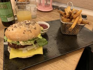 Burger Cheese Burger façon Chicken Pané avec fromage Gouda smoked + portion de Frites maison  at Cooking Colours in Metz