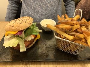 Burger Cheese Burger façon Chicken Pané avec fromage Cheddar + portion de Frites maison  at Cooking Colours in Metz