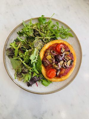 The pizza  at Maisie Cafe in Paris