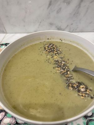 Suppe, glaube aus Brokkoli   at Maisie Cafe in Paris