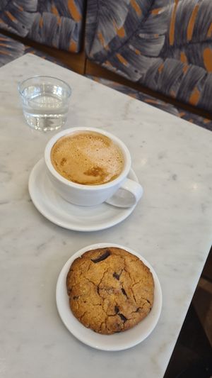Latte et Cookie at Maisie Cafe in Paris
