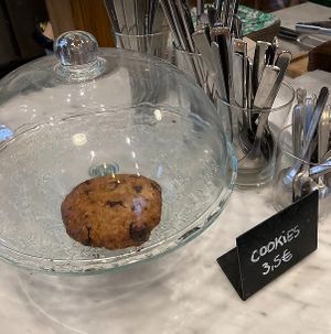 Vegan cookie at Maisie Cafe in Paris