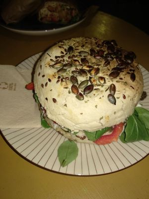 Sandwich con mozzarella, tomate, tapenade y rúcula. at La Libelula in Cordoba