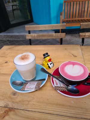 Latte + 🦆+ Red Velvet latte at Mimimi in Granada
