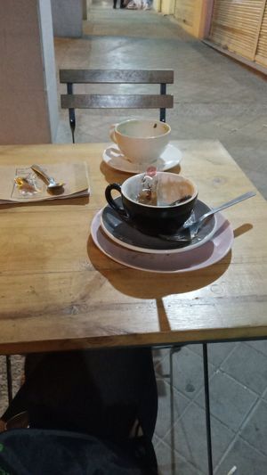 Chocolate con leche almendras y tarta abuela vegana at Mimimi in Granada