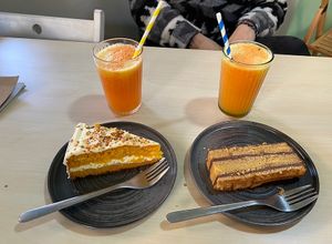 Tarta de zanahoria con queso, tarta de la abuela y zumos   at Mimimi in Granada