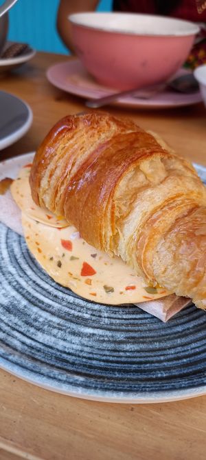 Croissant vegano complete (tomato, vegan mortadela, vegan melted cheese), served warm at Mimimi in Granada