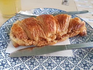 Lotus croissant at Mimimi in Granada