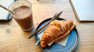 Croissant con mortadela y queso vegano. Batido de chocolate vegano at Mimimi in Granada