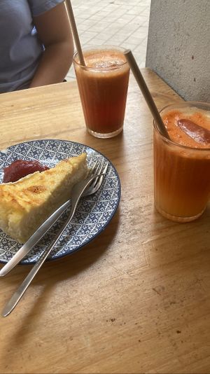 tarta de queso y zumos at Mimimi in Granada