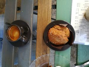 Apple cinnamon muffin & and organic coffee at Mimimi in Granada
