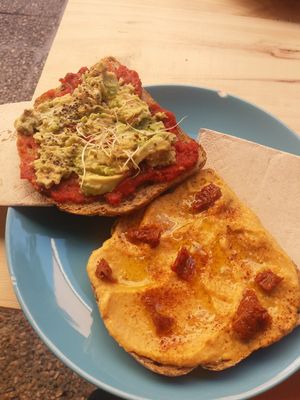 Tosta hummus y tomate seco/ tosta tomate, y aguacate at Mimimi in Granada
