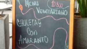 Vegetarian menu board at Origenes Comida Saludable in Pereira
