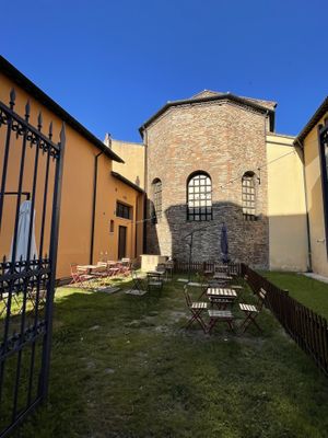 Outdoor seating  at Grinder Coffee Lab in Ravenna