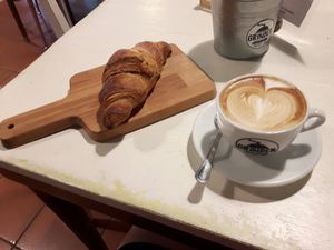 Great vegan coffee and pastries at Grinder Coffee Lab in Ravenna
