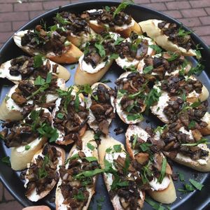 bruschetta with thyme mushrooms and parsley at DNA in Regensburg