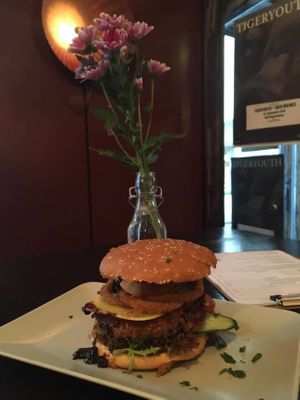 baked onion burger at DNA in Regensburg