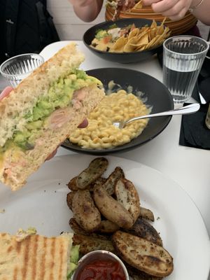 Tu-not Melt, Jalapeño Mac n cheese, and the Red Hot Chili Bowl 🌱😋 at Vegan Hills in Honolulu