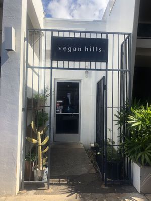 Back entrance vom parking lot at Vegan Hills in Honolulu