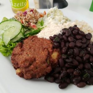 Prato feito com hambúrguer de soja at Vegecetera in Blumenau