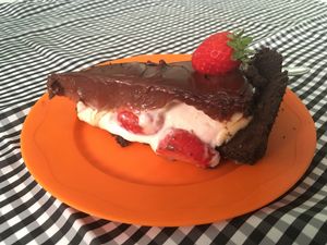 Torta Vegecetera com base de biscoito, creme de baunilha, morangos frescos e ganache de chocolate!  at Vegecetera in Blumenau