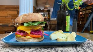 Hamburgesa Green House con Cheddar (opcional) at Green Zone in Gijon