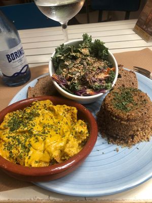 Seitan al curry con quinoa y ensalada de kale. at Green Zone in Gijon