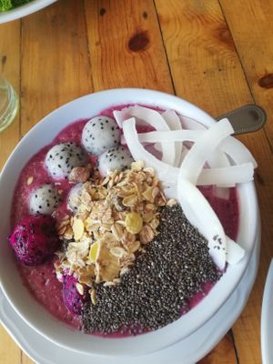 Dragon fruit smoothie bowl at Tofu Kitchen in Koh Chang