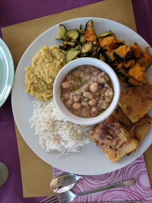 Misto plate with soup at Cardamomo Cucina Vegana in Arona