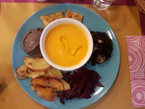 Lunch plate with soup at Cardamomo Cucina Vegana in Arona