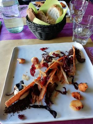 Seitan chips, radici al forno e cous cous di grano saraceno at Cardamomo Cucina Vegana in Arona