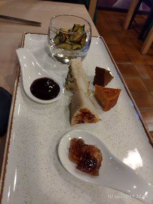 Selezione di home made non-formaggi stagionati at Cardamomo Cucina Vegana in Arona