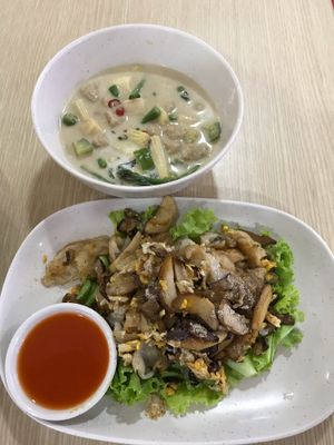 Green curry & fried mushrooms Kway Teow at Khun Churn - MBK in Bangkok