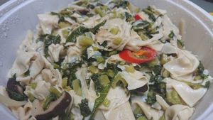 NTD 220 雪菜百頁 Pickled mustard green with tofu skin (cold dish) at Quán Shěng Yì Sù 全省藝素 in New Taipei City