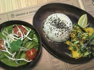 Green curry with mango and coriander 'salsa' at Wegeguru in Warsaw