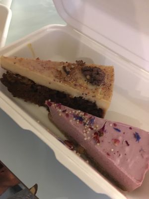 Cashew strawberry cheesecake, pumpkin-carrot cake at Wegeguru in Warsaw