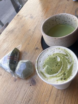 Erg goede matcha en nep tonijn rijsbroodje  at Cha No Ma in Vienna