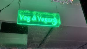 Veg and vegan sign at Marco Polo Noodles in Bruges