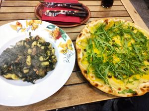 Gnocchi mit Spinat und Nüssen / Pizza Bianca mit Kartoffeln at Pizzeria Bellini in Duisburg