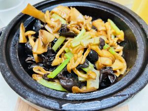 石锅杂菌  at Gude Temple Vegetarian Restaurant in Wuhan