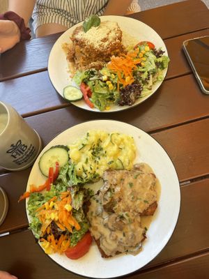 Jägerschnitzel und Lasagne, beides sehr lecker!!  at SIGGIS v/gan dine & co. in Munich