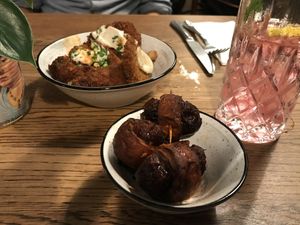 Dates with tempeh and mushrooms at SIGGIS v/gan dine & co. in Munich